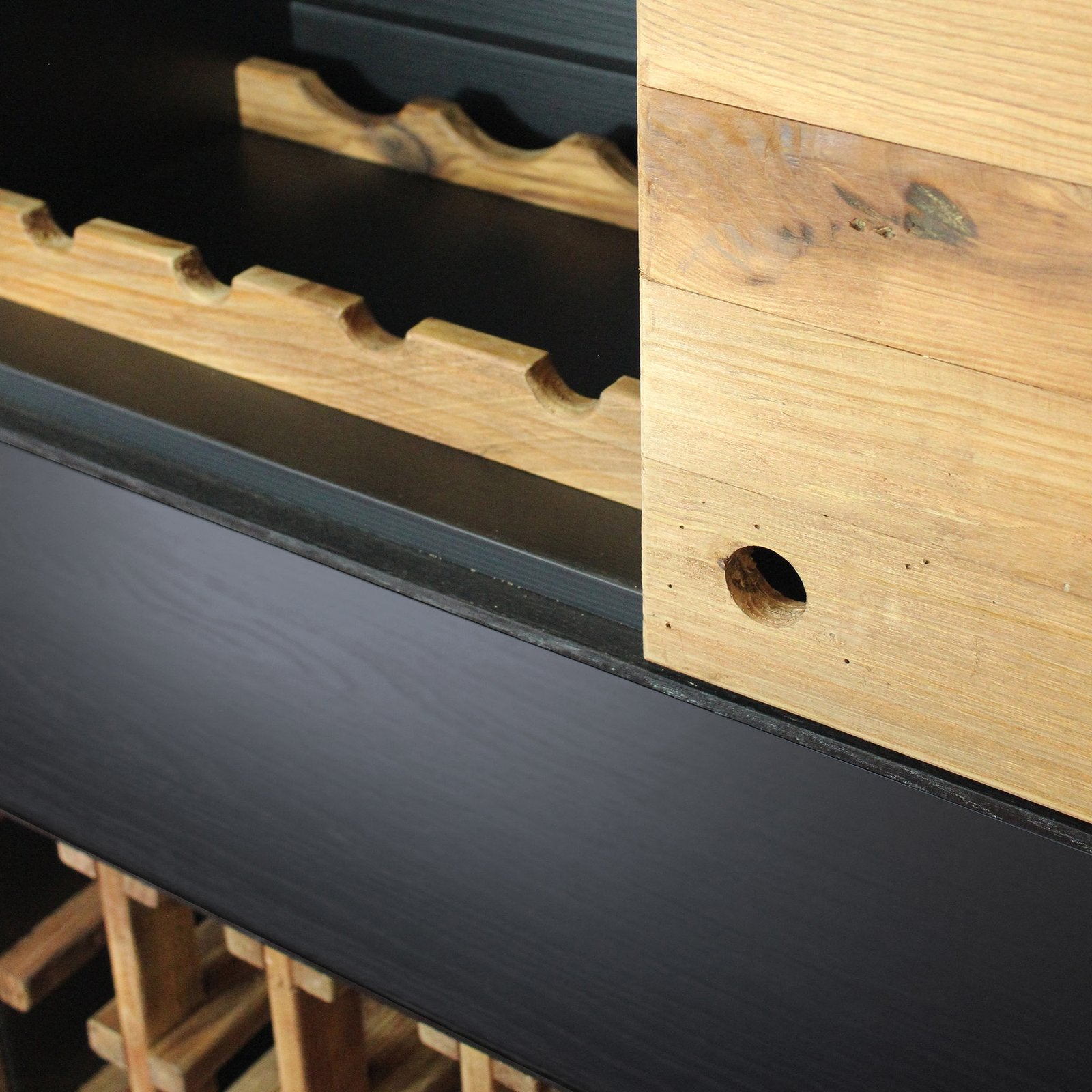 Credenza industrial con portabottiglie in pino riciclato - PINE