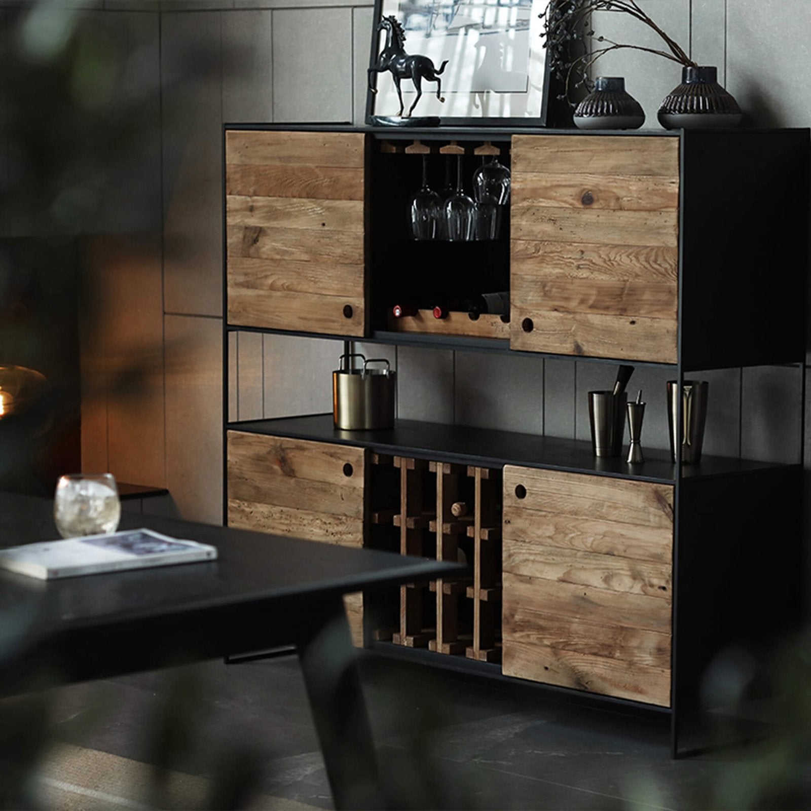 Credenza industrial con portabottiglie in pino riciclato - PINE