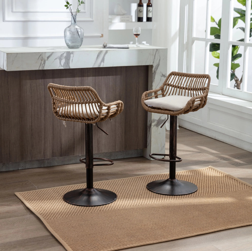 Set 2 sgabelli bar girevoli regolabili beige in rattan
