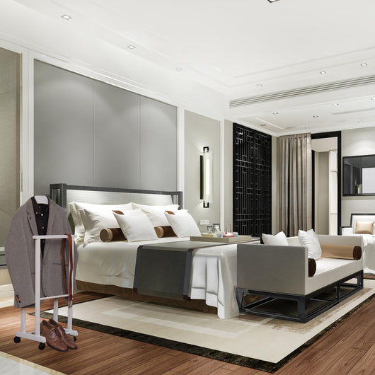 OWIJI Indossatore Appendiabiti Legno Faggio Rotelle Servo Muto Doppio Dimensioni 45 x 30 x 95 cm Appendiabiti Vestiti Camera Letto Cabina Armadio Colore: Bianco, Unità: 1 Unità