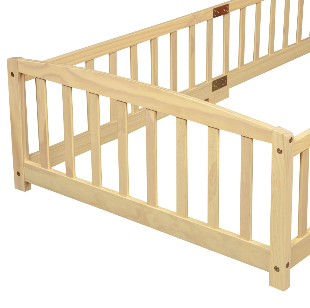 Letto a pavimento 90x200 cm con accesso centrale e sponde di sicurezza in legno colore naturale