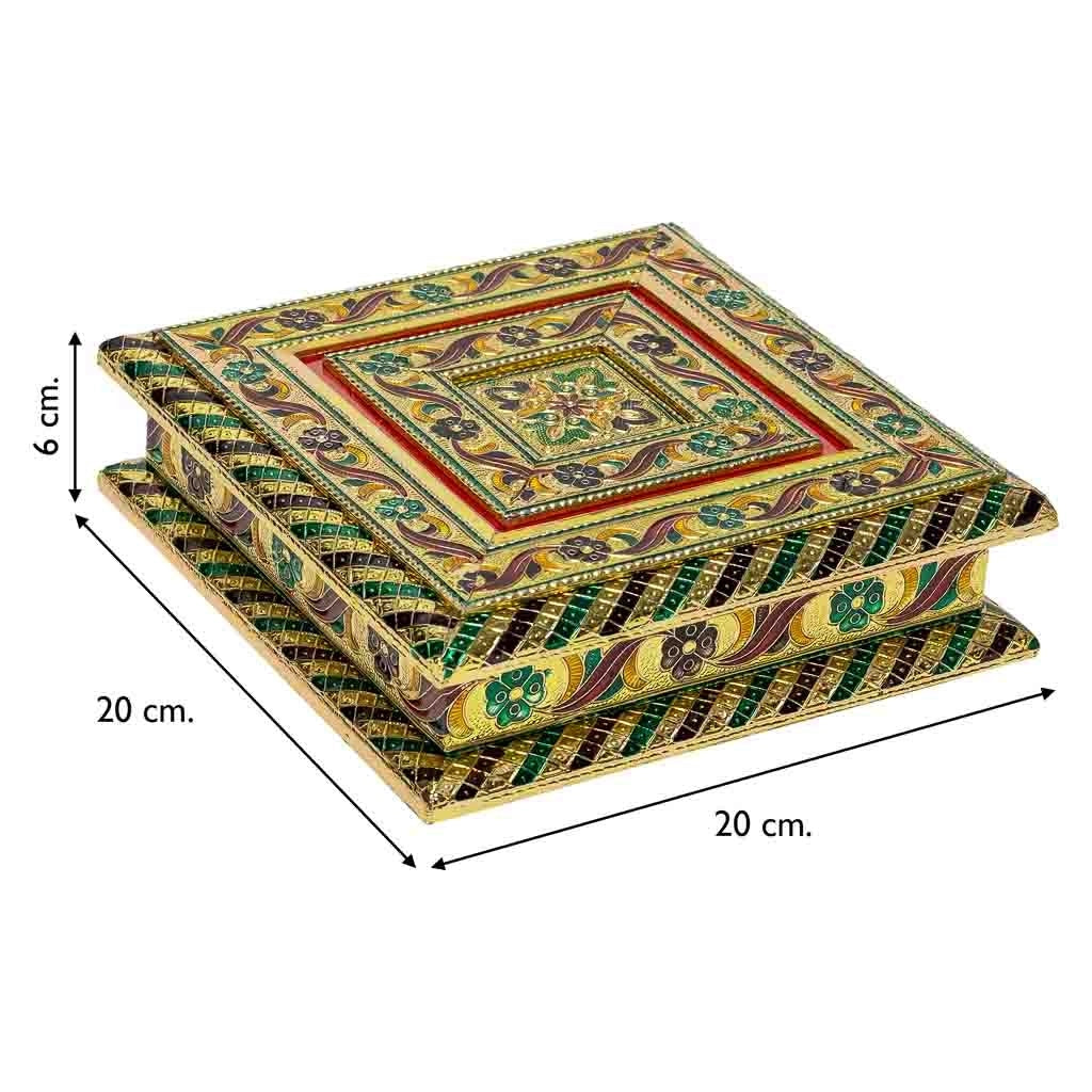 Portagioie in metallo dorato sbalzato 20x20x6h