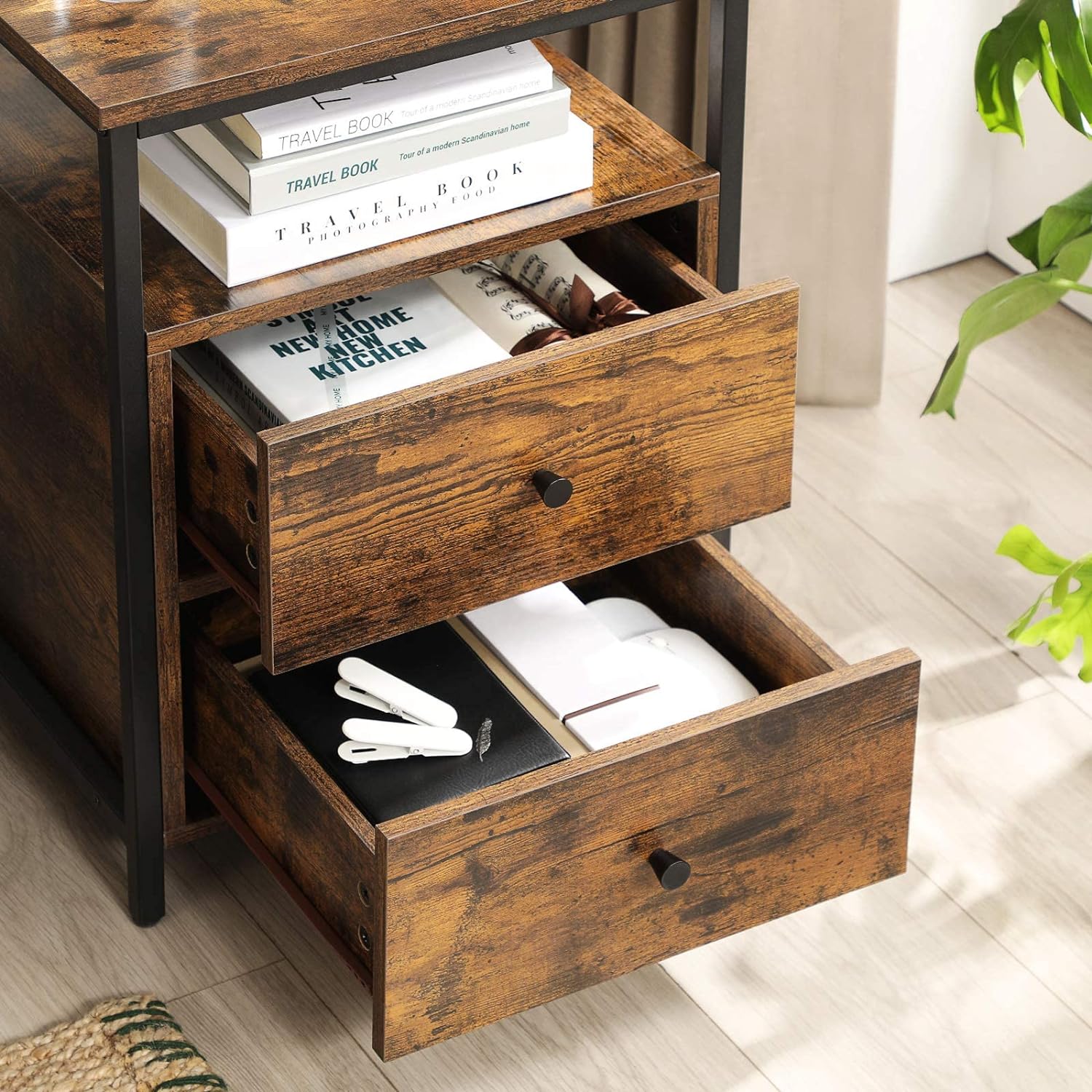 Comodino rustico marrone Valora con cassetti in stile loft