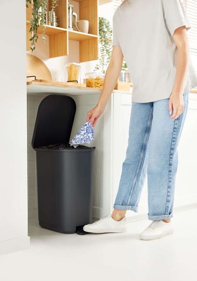 PATTUMIERA A PEDALE 25-40 LT NERO PLASTICA RICICLATA