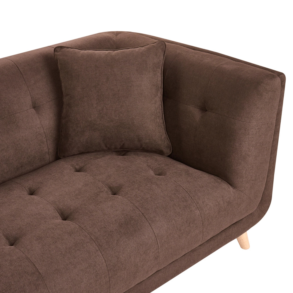 Divano a 2 posti in tessuto con cuscini decorativi, gambe in legno e trapuntatura decorativa, stile retrò marrone scuro