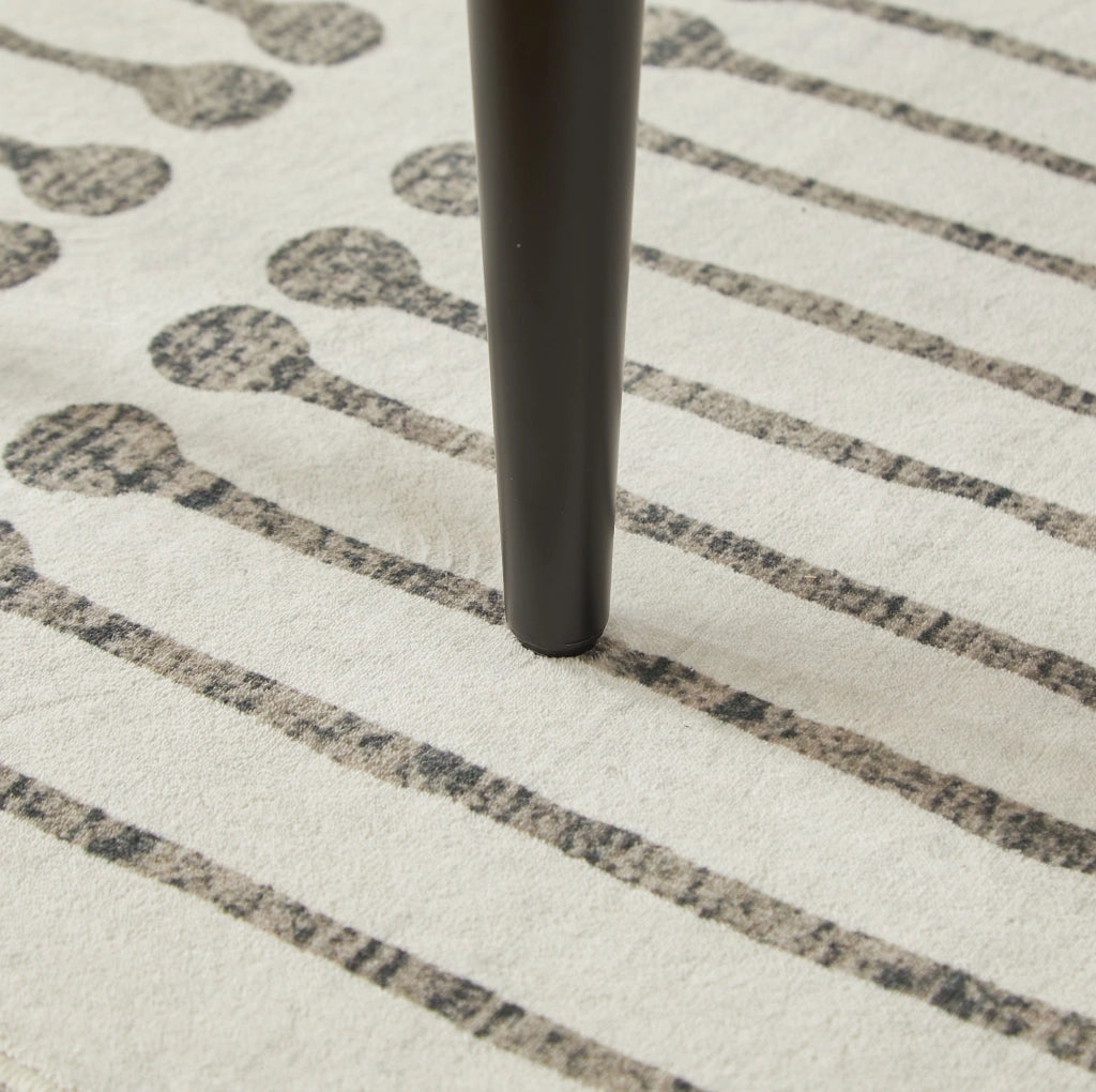 Sedia da pranzo in tessuto beige con struttura in metallo nero e dettagli oro