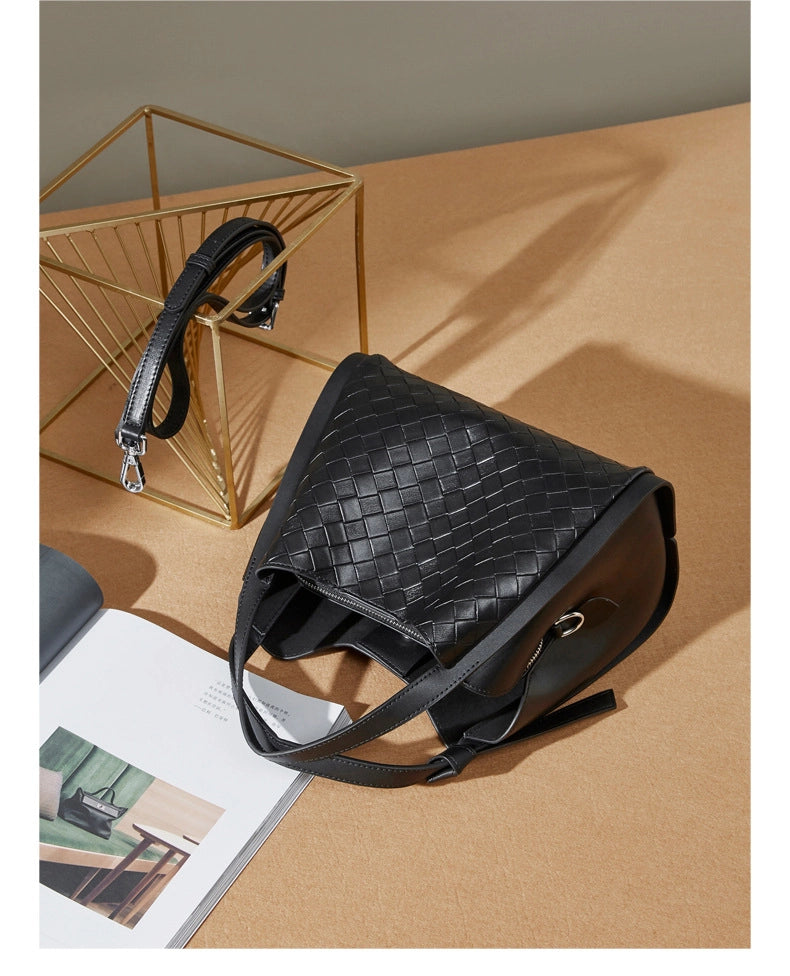Borsa a tracolla casual da donna in pelle di vacchetta nera