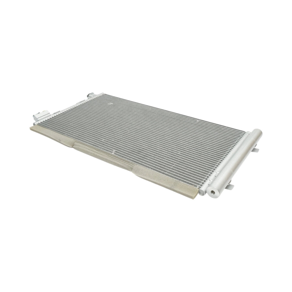 Radiatore climatizzazione (condensatore AC) – Renault Fluence, Scenic, Megane, Modus Dimensioni: 640 × 352 × 16 mm Codici OEM: 921000294R, 921003293R, 921009956R, 660003440