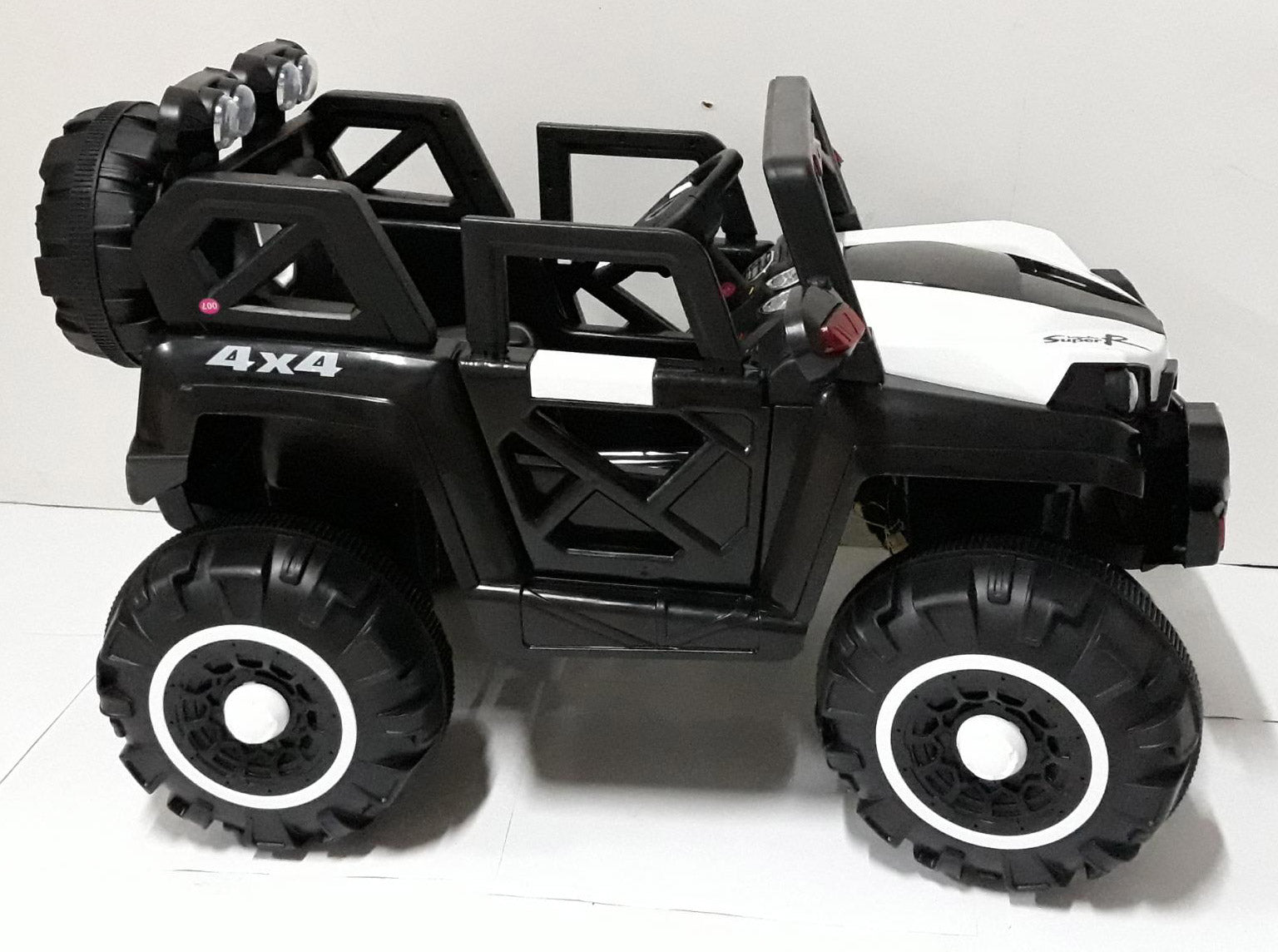 Macchina Elettrica per Bambini 12V Kidfun Fuoristrada 4x4 Bianca