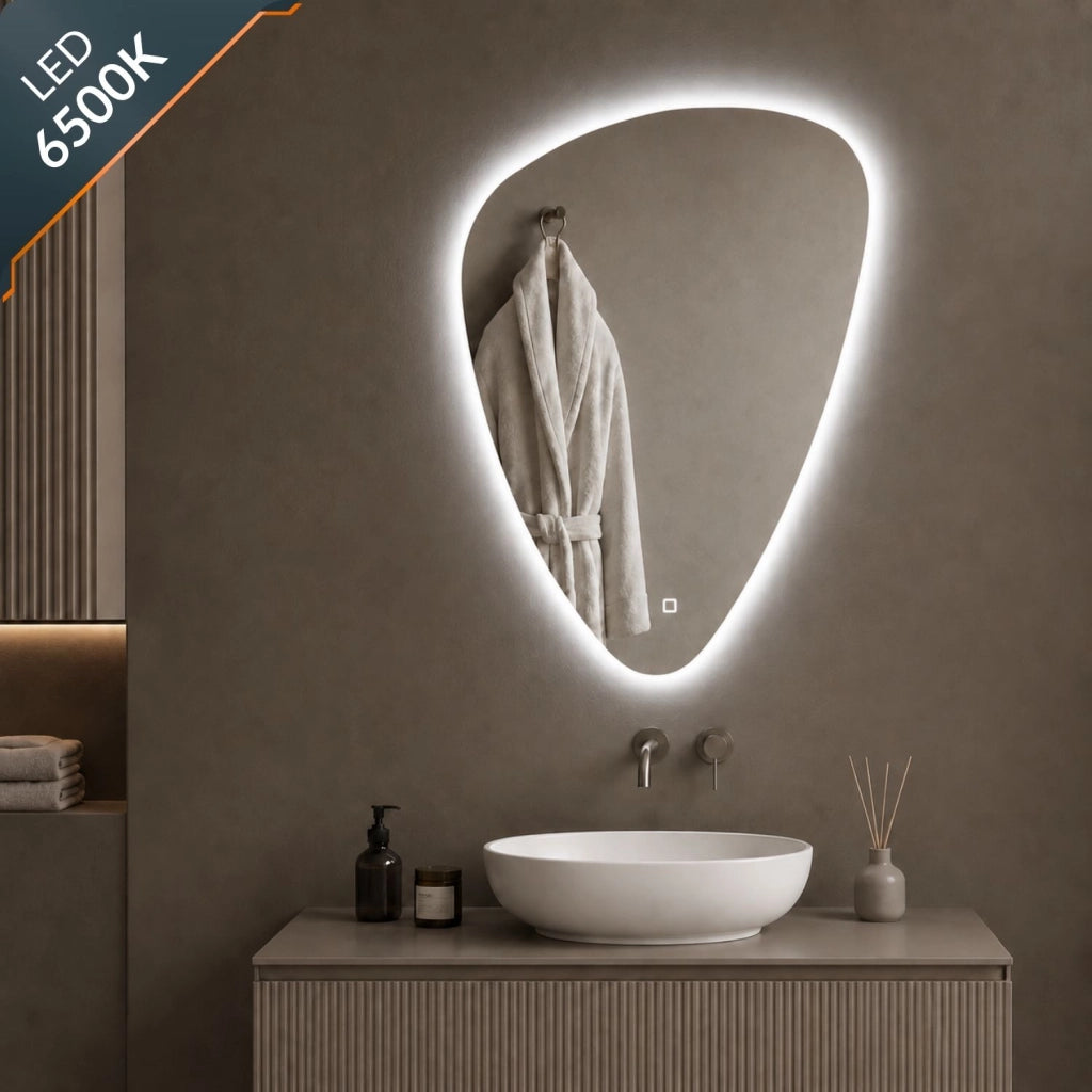 Specchio triangolare stondato retroilluminato a led in pvc *** misure 60x80 cm, tonalità standard 6000-6500k, confez...
