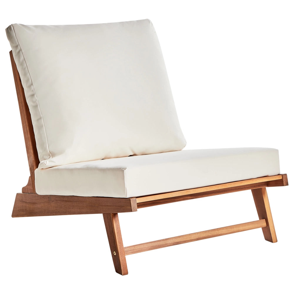 Poltroncina Light in legno di acacia colore bianco sporco con schienale e cuscini per la seduta Design perfetto per interni ed esterni, che unisce stile moderno e rustico.