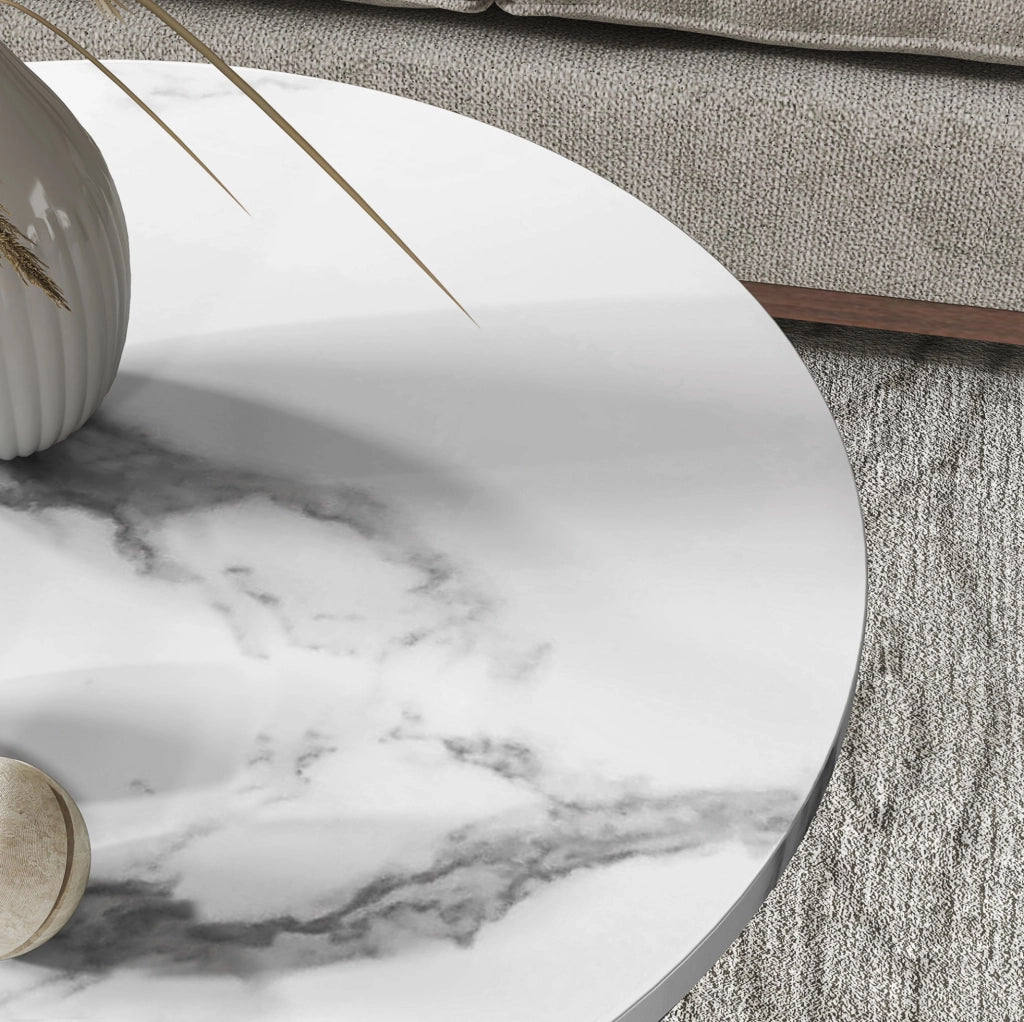 Set di 2 tavolini rotondi con ripiano effetto marmo bianco