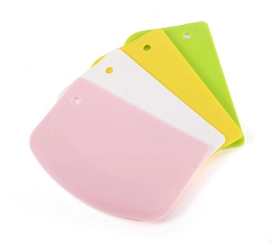 Set da 4 pezzi di grattugiatori per dolci in plastica PP BPA-free per la preparazione di torte, panificati, cioccolato, fondente e glassa.