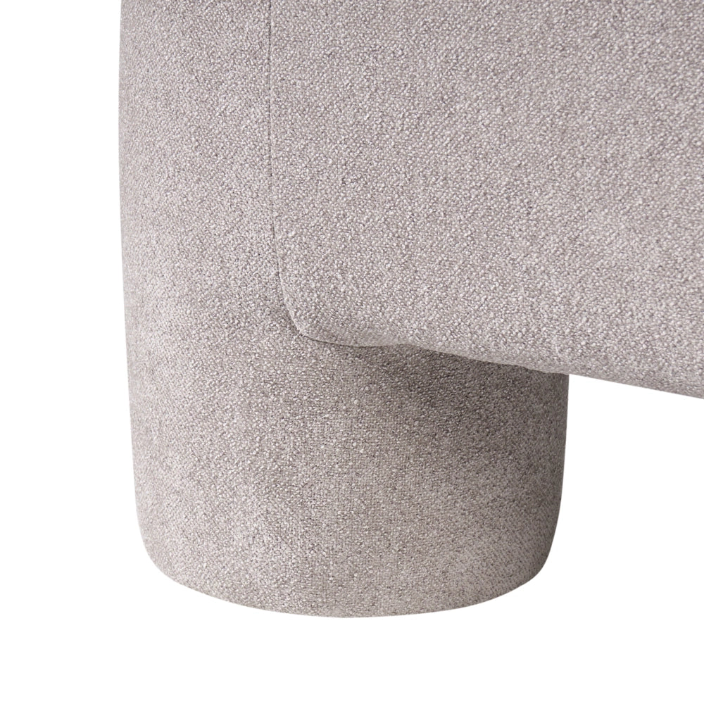Poltrona in tessuto beige scuro con rivestimento in tessuto felpato gambe cilindriche e stile organico