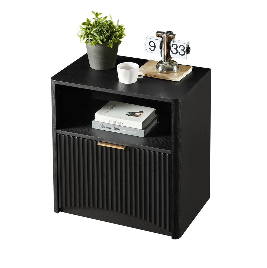 Comodino nero scanalato con cassetto e vano portaoggetti