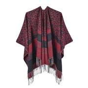 Sciarpa/stola invernale da donna, elegante mantello in cashmere con stampa leopardata e nappe, con spacco.