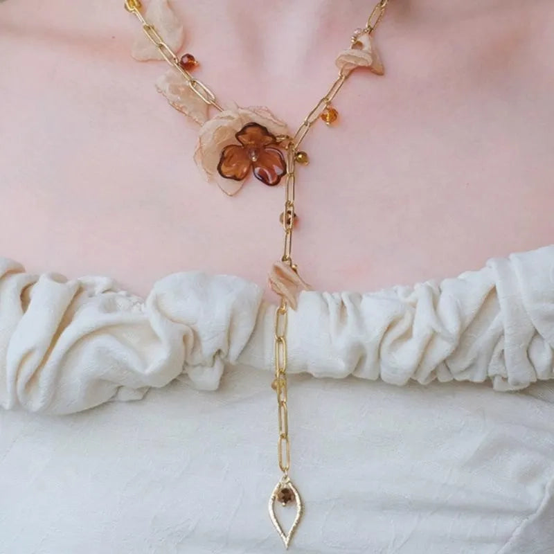 Collana vintage con fiore di cristallo marrone: gioiello fatto a mano con perline