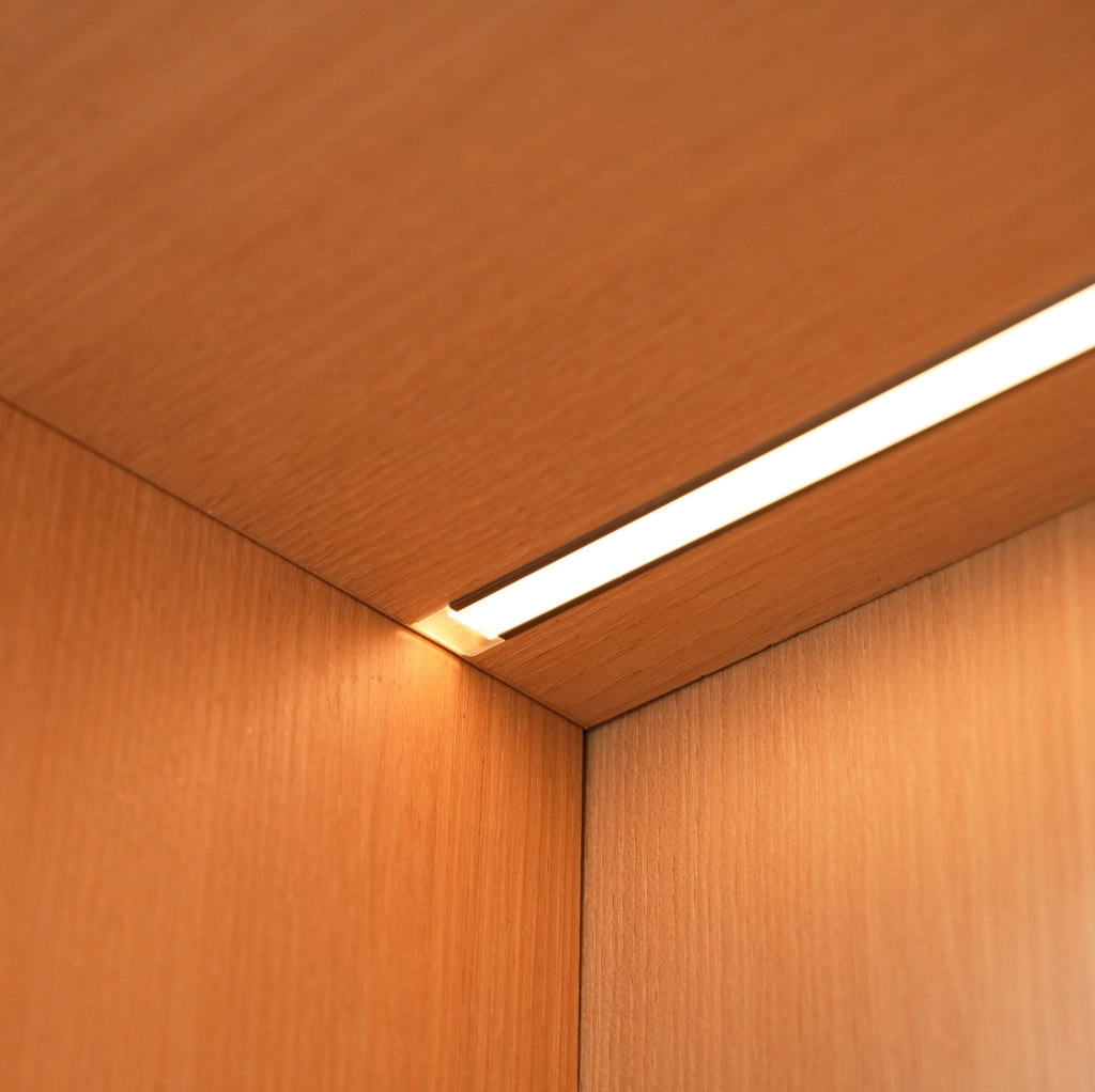 Libreria vetrina moderna 110;5x35x160 cm in MDF rovere con LED e anta in vetro