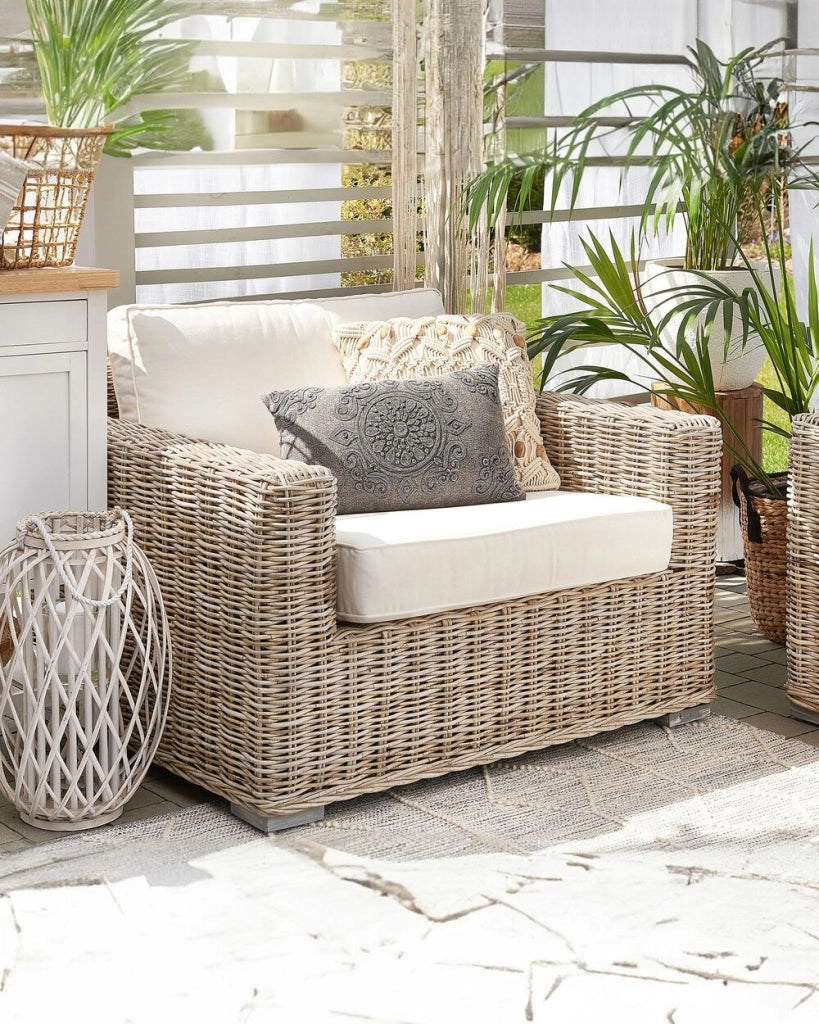 Poltrona da Giardino Sedia da Esterno in Rattan Vimini con Cuscini Bianchi Moderna