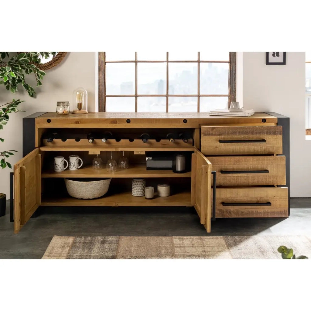 Buffet CAVARA 195 cm – Pino massiccio marrone vintage e metallo nero – 2 porte, 3 cassetti e portabottiglie