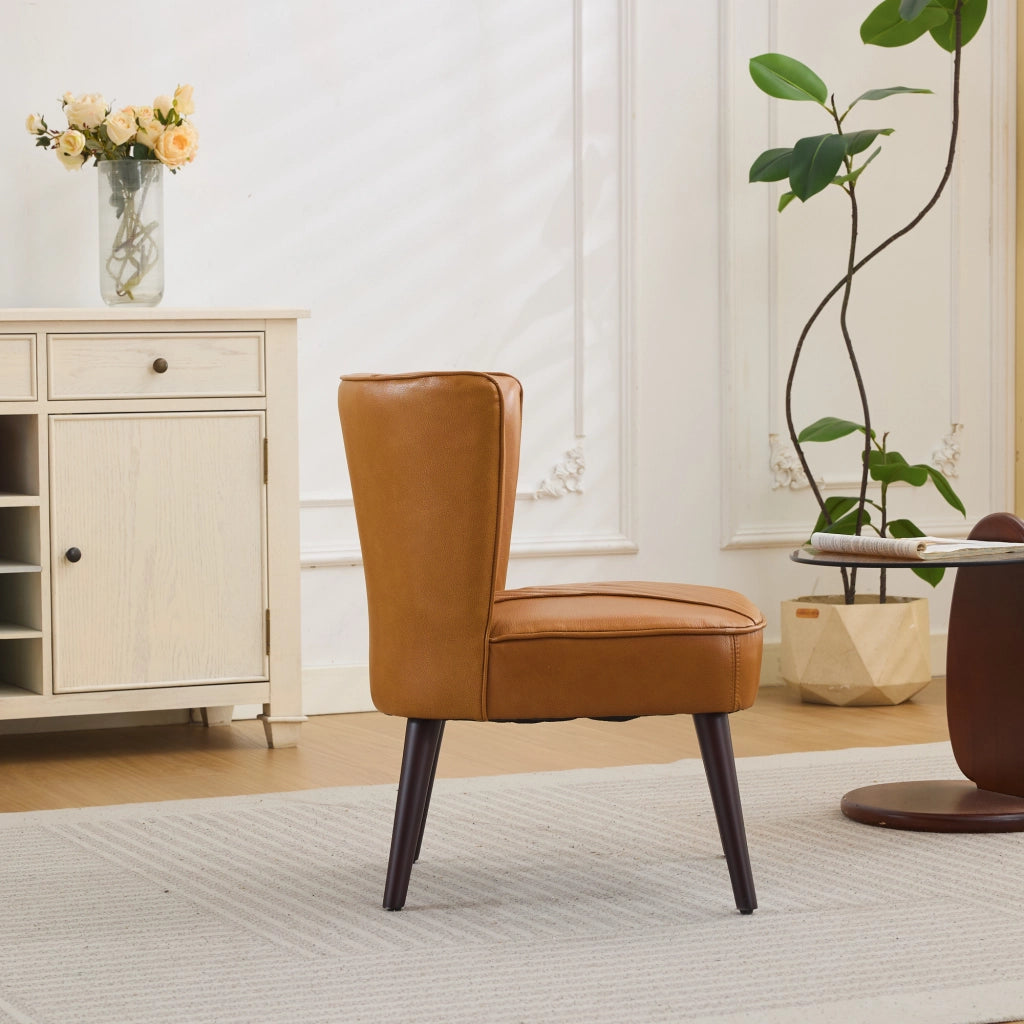 Poltrona lounge in pelle con cuciture diagonali e base in legno, senza braccioli, moderna per interni, marrone chiaro