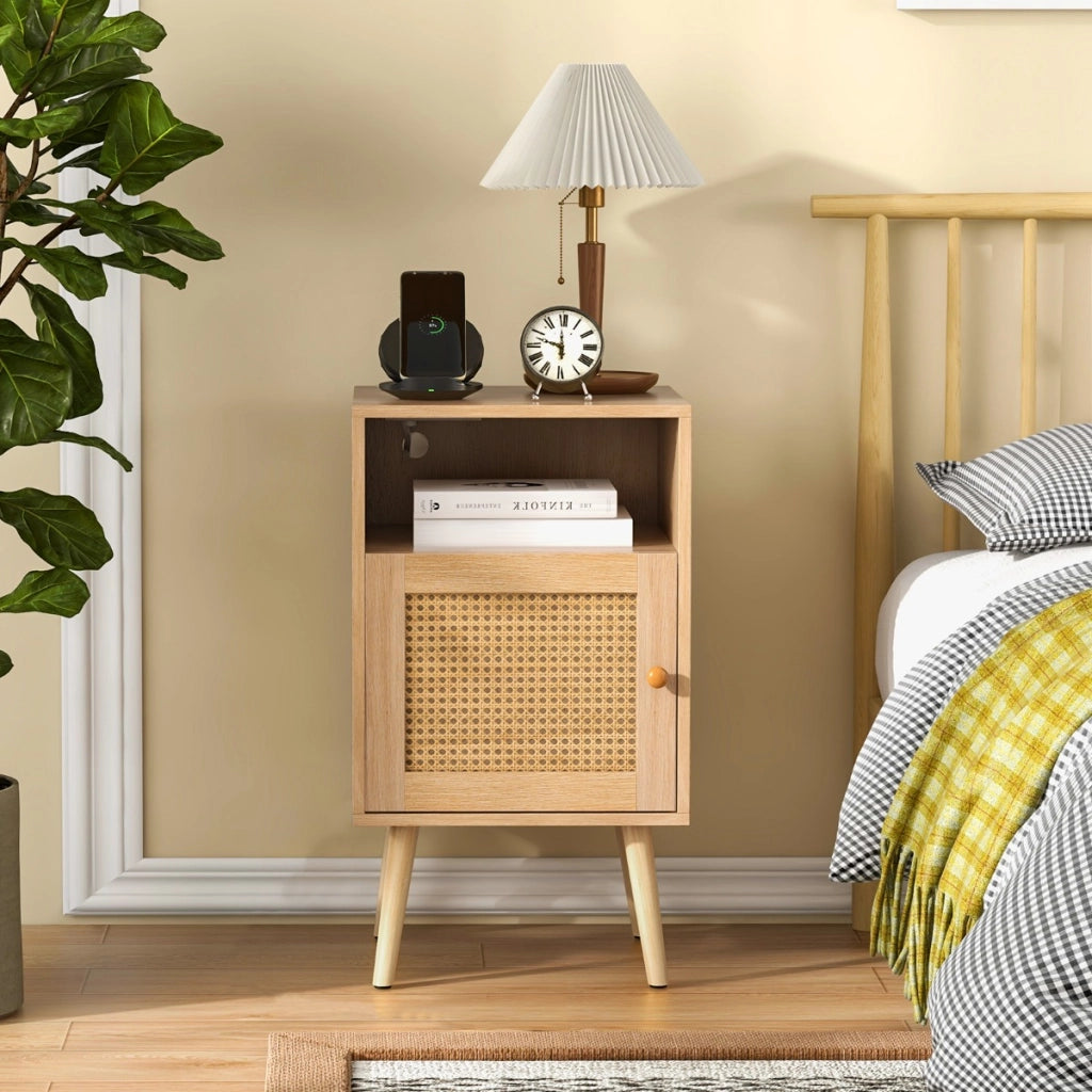 Set di 2 comodini in rattan con spazio di archiviazione, Tavolini con mensola aperta e porta decorata in rattan PE Naturale-Comodini