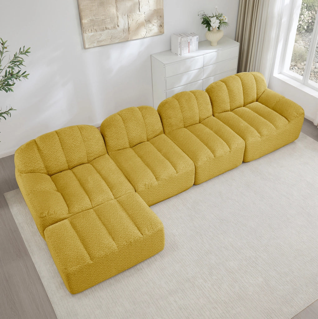 Divano modulare 4 posti con ottoman in fleece granulato giallo; design senza struttura
