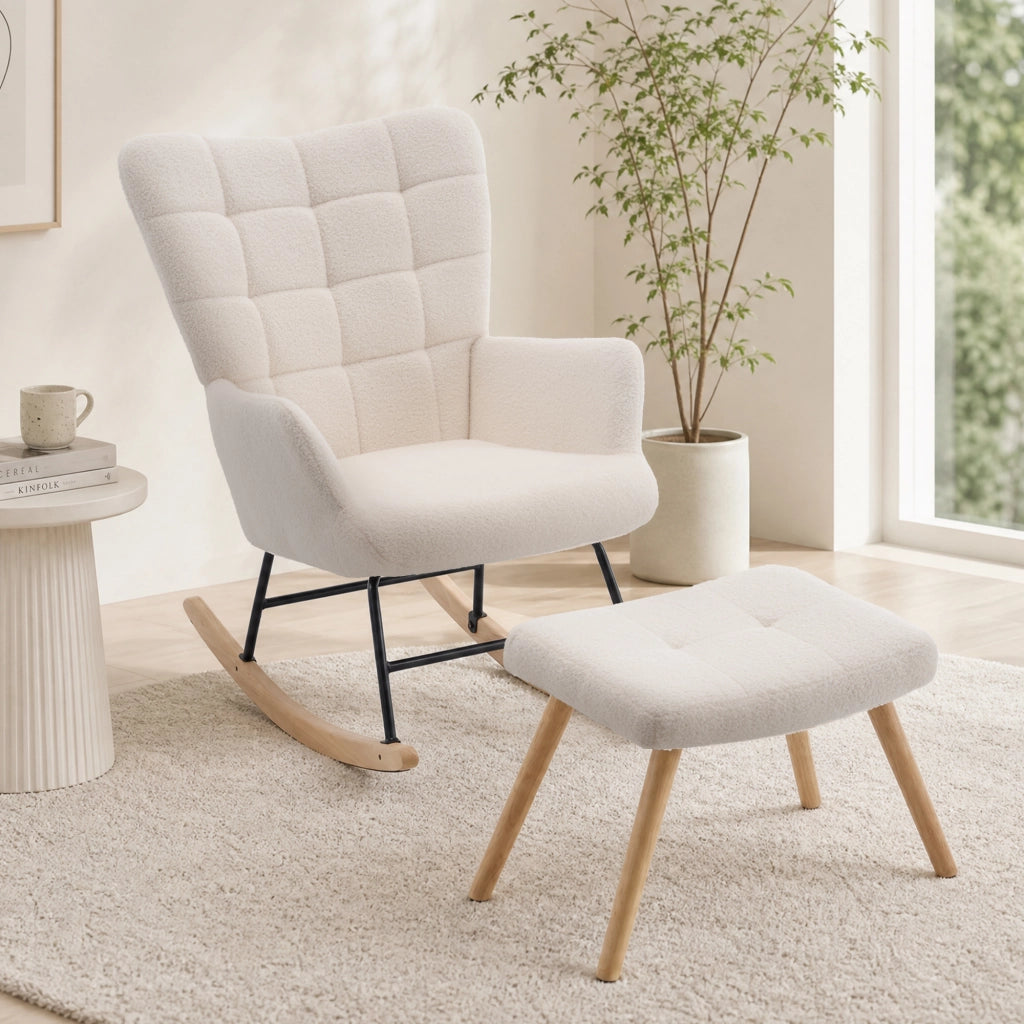 Sedia a dondolo beige con rivestimento in morbido sherpa e poggiapiedi.