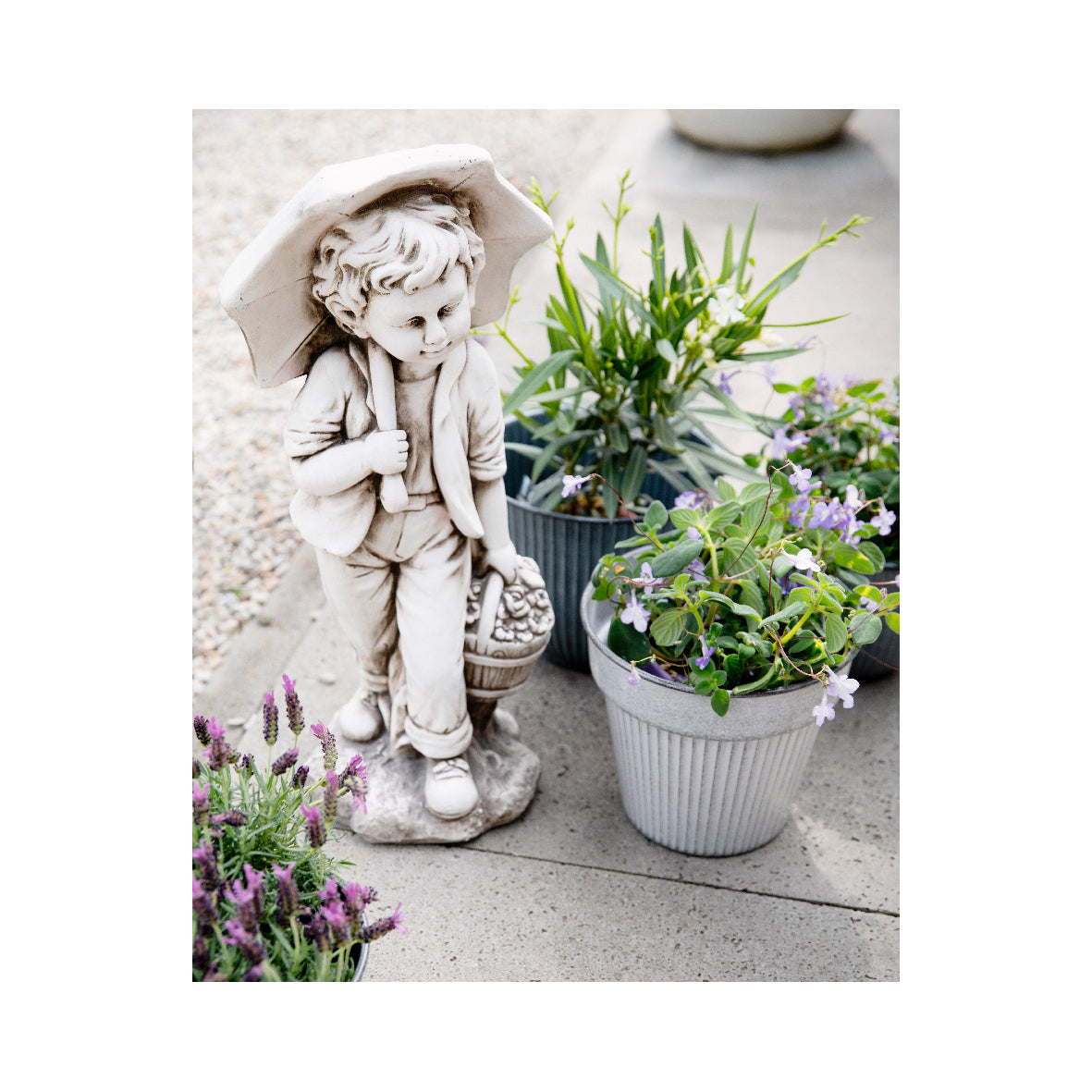 STATUA BIMBO 24X30XH67,5CM IN POLIMAGNESIO BIANCO.