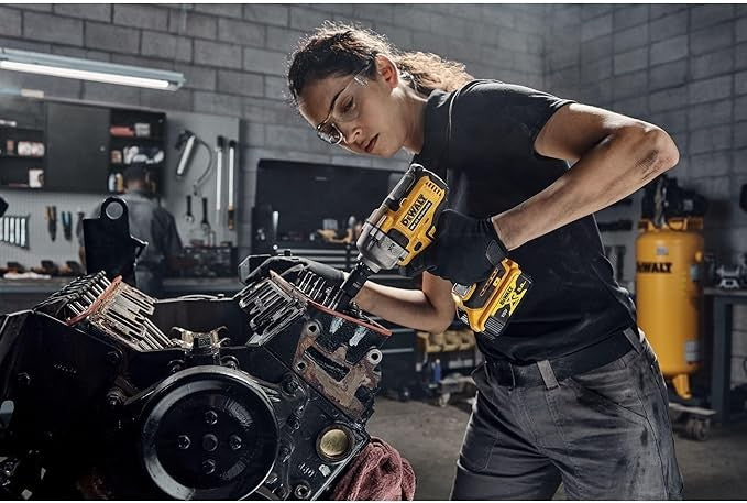 AVVITATORE AD IMPULSI A BATTERIA 18V DEWALT 1/2" 813NM DCF891NT