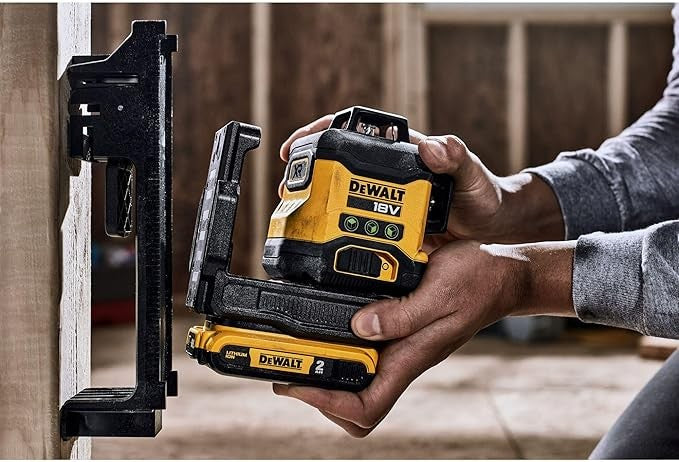 LIVELLA LASER A TRE LINEE RAGGIO VERDE 40M 18V DEWALT con batteria - DCLE34031D1