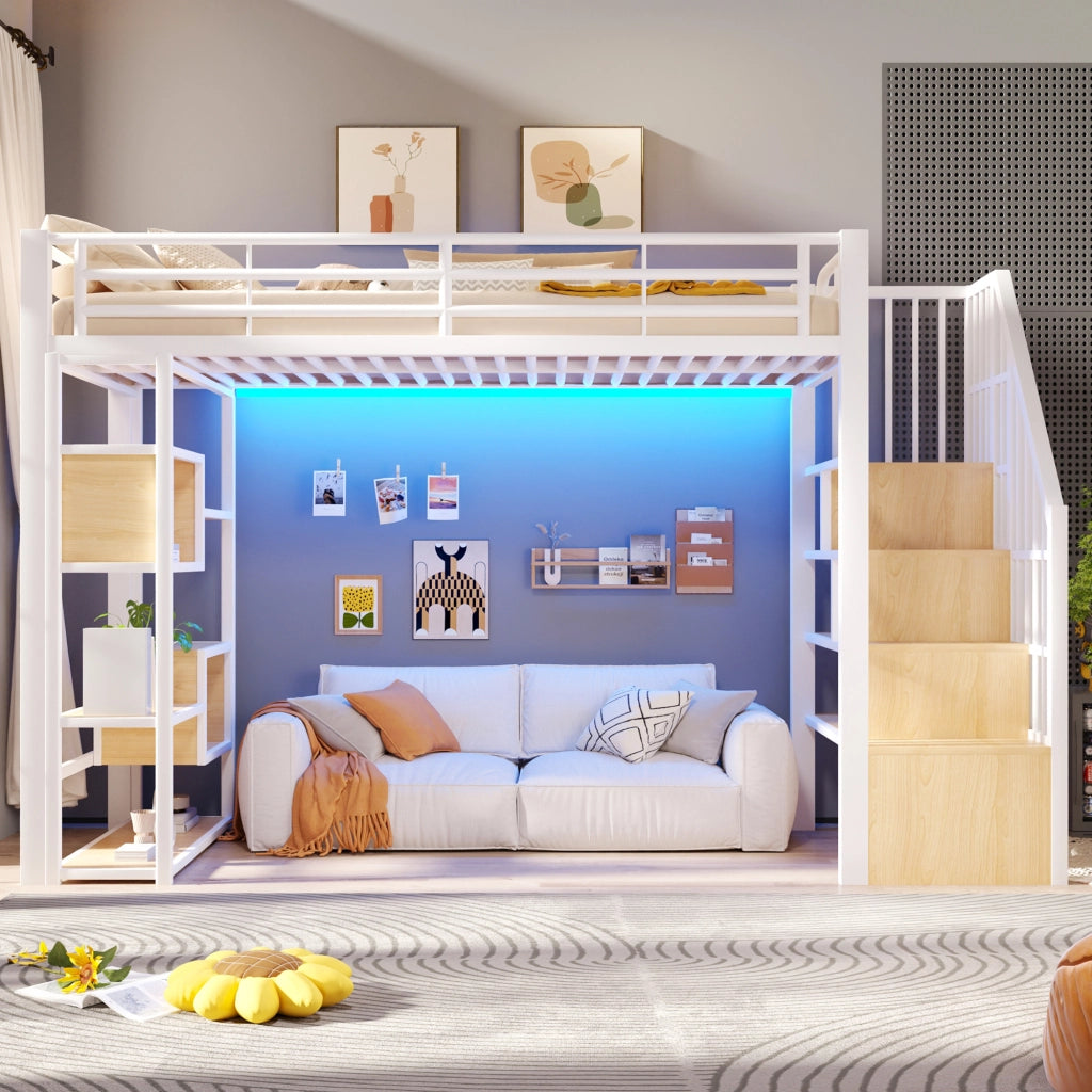 Letto a soppalco 90x200 cm con spazio libero sottostante; LED; ripiano; gradini integrati e parapetto; metallo bianco