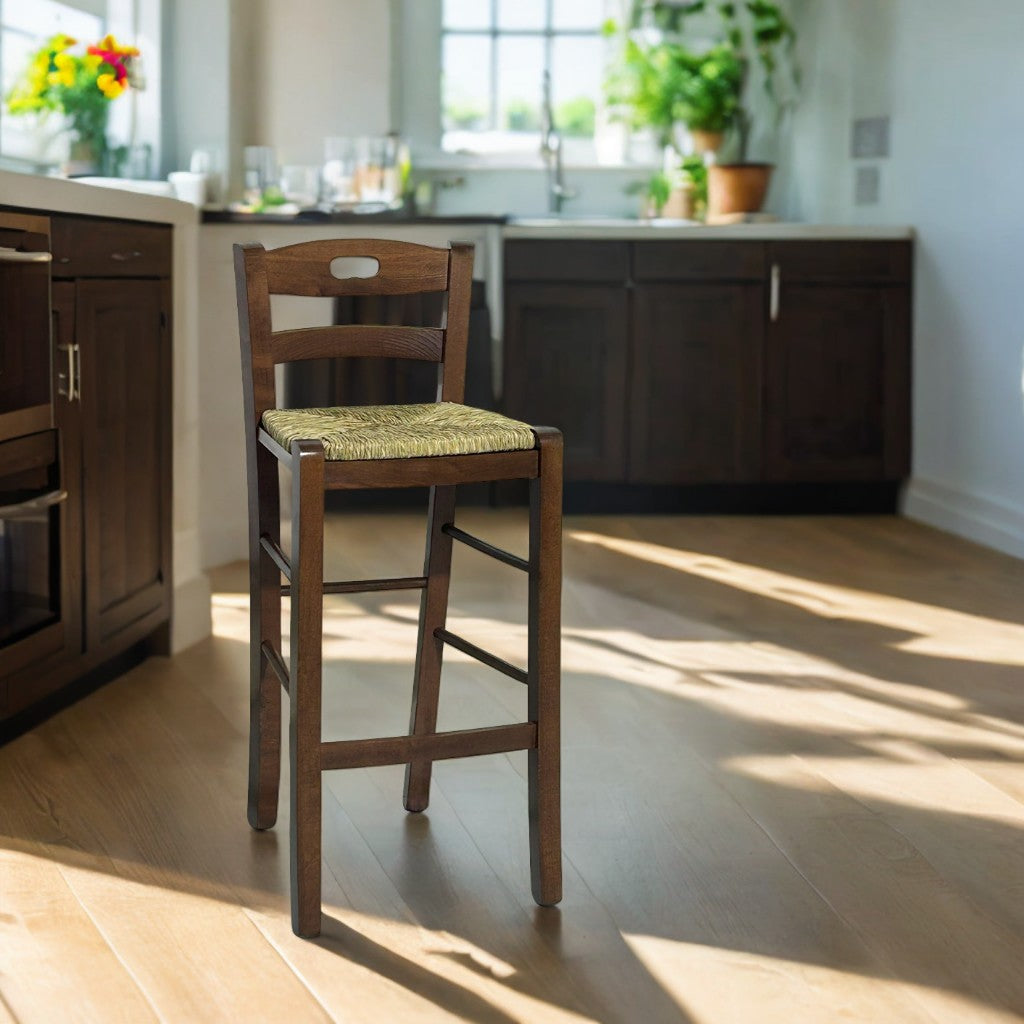 Sgabello in legno con manico nello schienale h66 noce scuro seduta in paglia