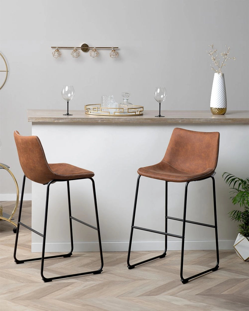 Set di 2 sgabelli da bar rivestimento in tessuto marrone gambe in metallo Nero poggiapiedi industriale