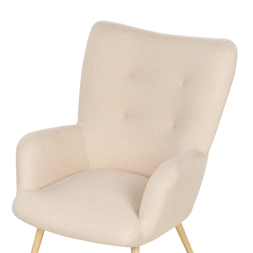Poltrona rivestita in tessuto beige con poggiapiedi in stile retrò