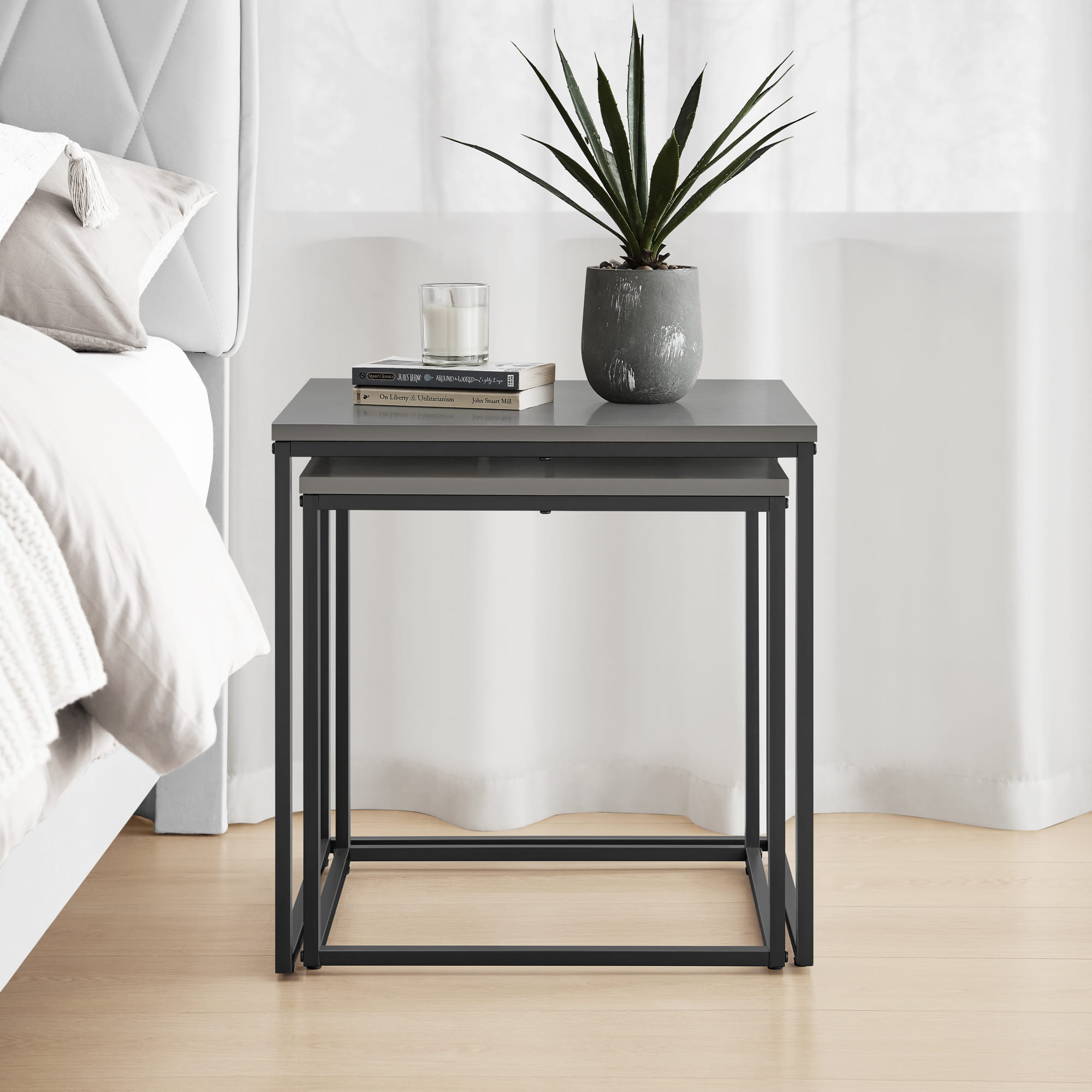 Set di 2 tavolini da caffè quadrati Valora | Piano in cemento con struttura in acciaio nero