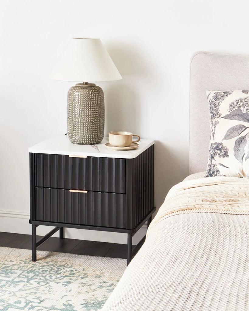 Comodino nero effetto marmo con 2 cassetti stile moderno
