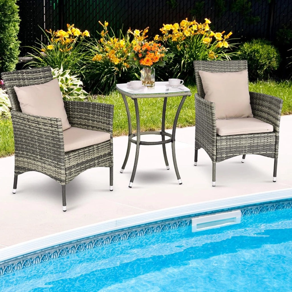 Set Mobili da Giardino in Rattan 3 Pezzi, Salottino da Giardino con 2 Poltrone e 1 Tavolino da Caffè in Vetro, Cuscini Inclusi, Resistente alle Intemperie