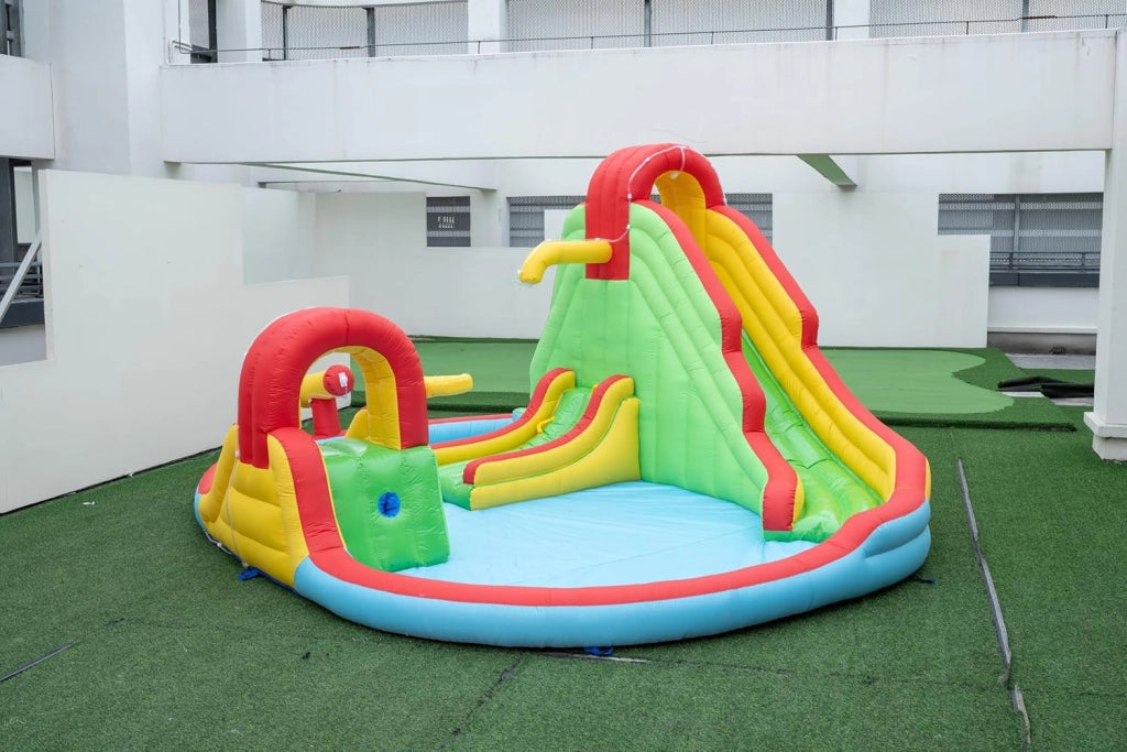 Castello Gonfiabile per Bambini 3-12 Anni, Grande Parco Acquatico di Giochi con Doppio Scivolo, Piscina, Parete da Arrampicata e Canestro da Basket, per Interno e Esterno