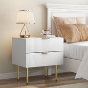 Comodino bianco moderno con 2 cassetti e dettagli in metallo, design a scanalature verticali, 1 pezzo