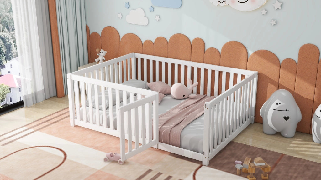 Letto a terra per bambini 140x200 cm in legno con sponde e cancelletto; senza rete; bianco