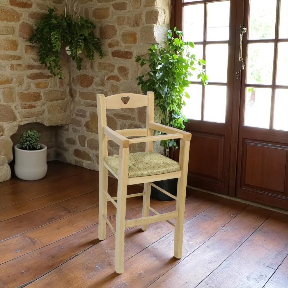 Seggiolone in legno naturale con schienale a cuore e seduta in paglia palustre