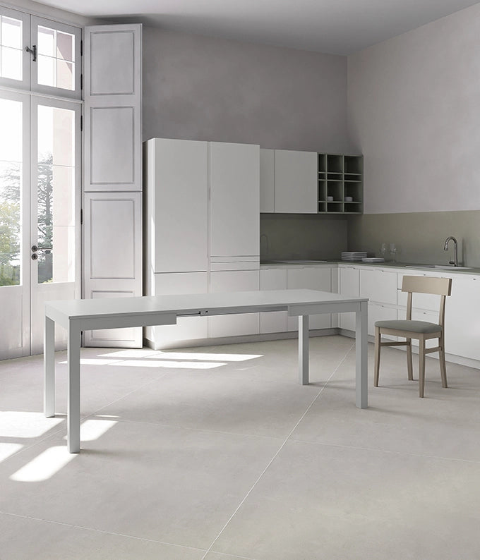 Tavolo Traffic Allungabile 130/210 cm in Melaminico Grigio Chiaro con Gambe in Faggio Massello - Design Salvaspazio Moderno