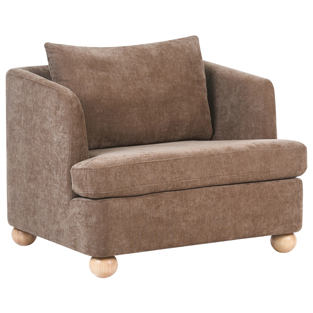 Poltrona marrone rivestita in ciniglia con gambe rotonde in legno e braccioli per soggiorno, angolo lettura, stile moderno minimalista