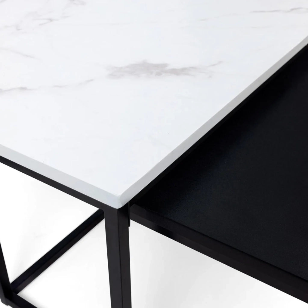 IDMarket - Set di 2 tavolini quadrati ALASKA 60/70 effetto marmo e nero con gambe in metallo