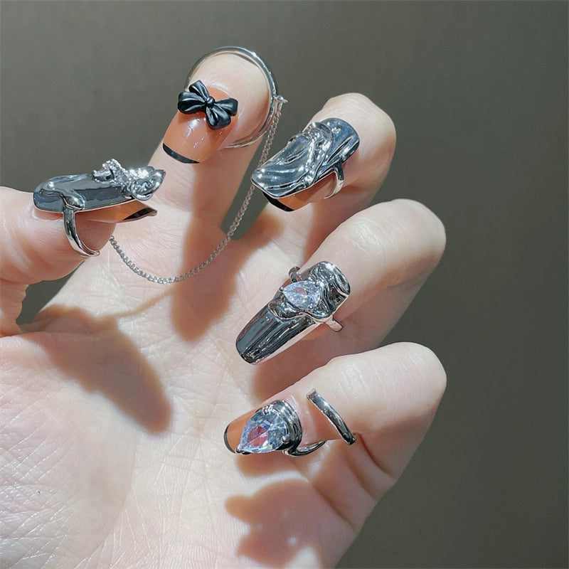 Un set di quattro pezzi composto da anelli per unghie, protezioni per unghie e manicotti per dita, eleganti e alla moda.