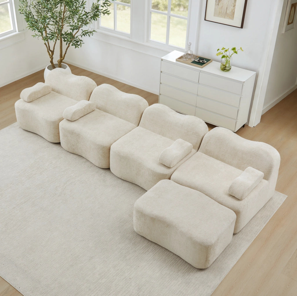 Divano angolare modulare a 4 posti con pouf in velluto beige, forma ondulata e imbottitura in schiuma