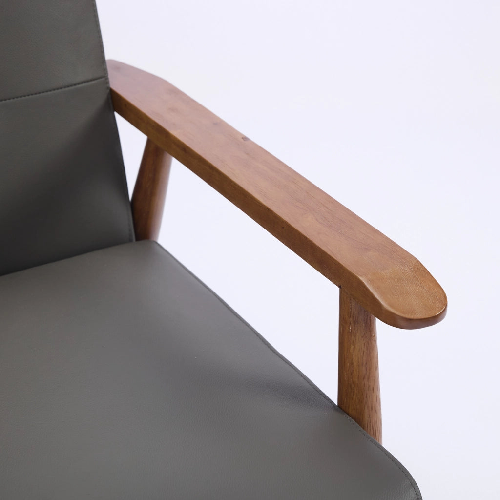 Poltrona Lounge con Schienale con Cuciture Capitonné e Struttura Robusta, in Pelle, Legno e PVC, Grigio