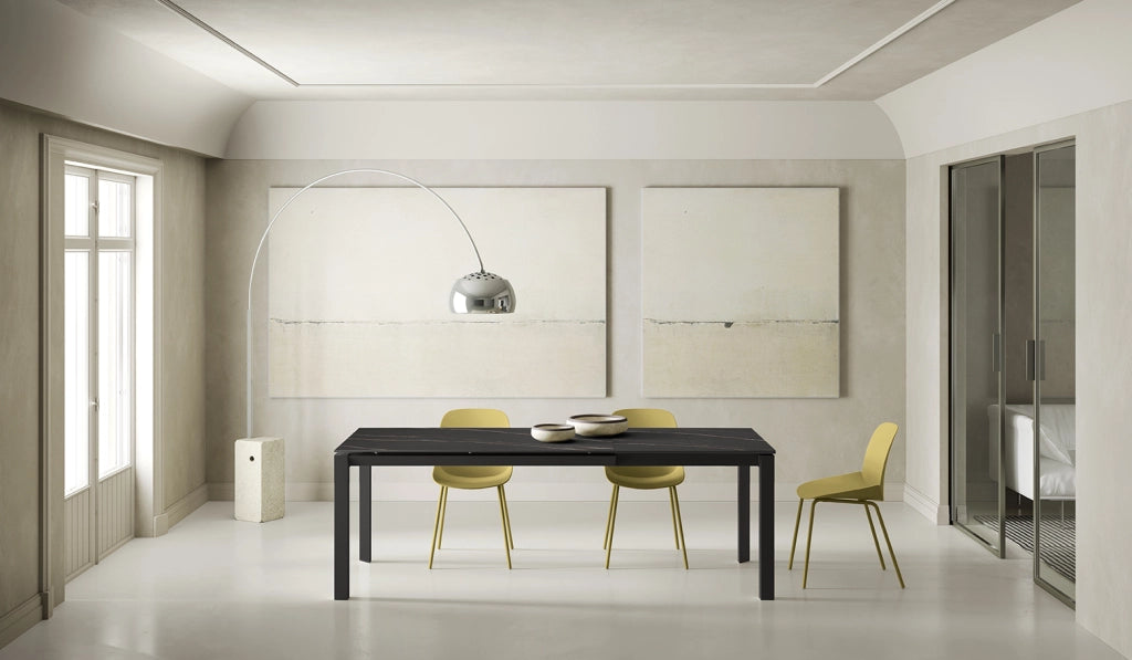 Tavolo allungabile Account 24 con top in ceramica marmo portoro opaco e allunghe in MDF nero - Stones