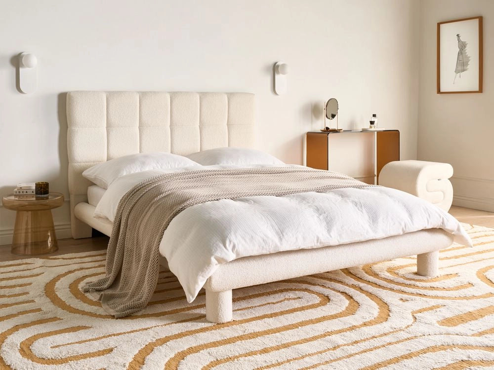 Letto imbottito in bouclé bianco sporco 140 x 200 design scandinavo testata morbida